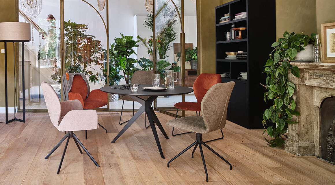 2139 - eigen signature eetkamer desk
