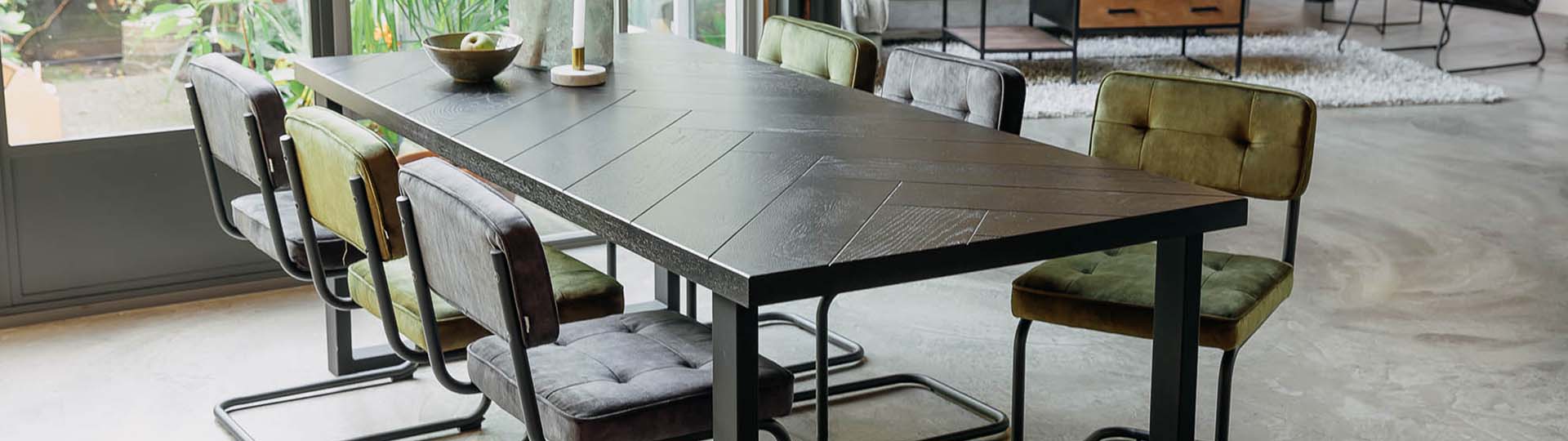 zwarte rechthoekige eettafel