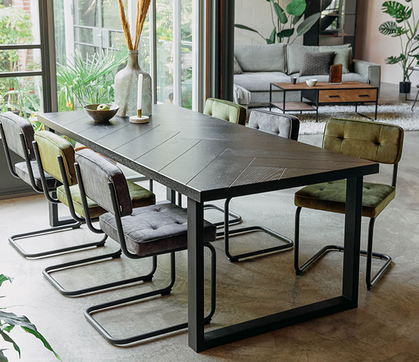 zwarte rechthoekige eettafel