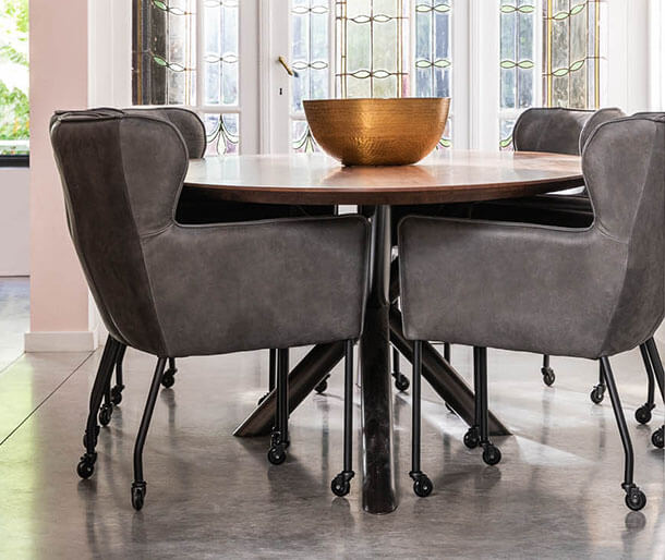 1790 ronde tafel met eetkamerfauteuils hm