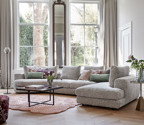 Ronde hoekbank in romantisch interieur