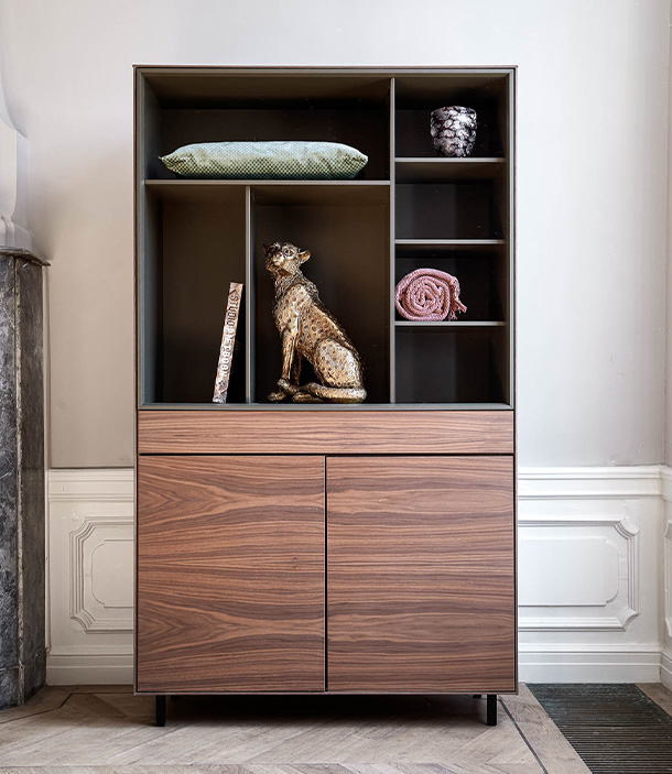 kast met decoratie