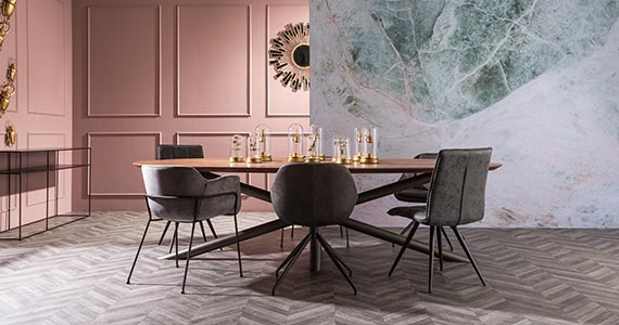 Deze stoere meubels passen perfect in een zacht interieur 