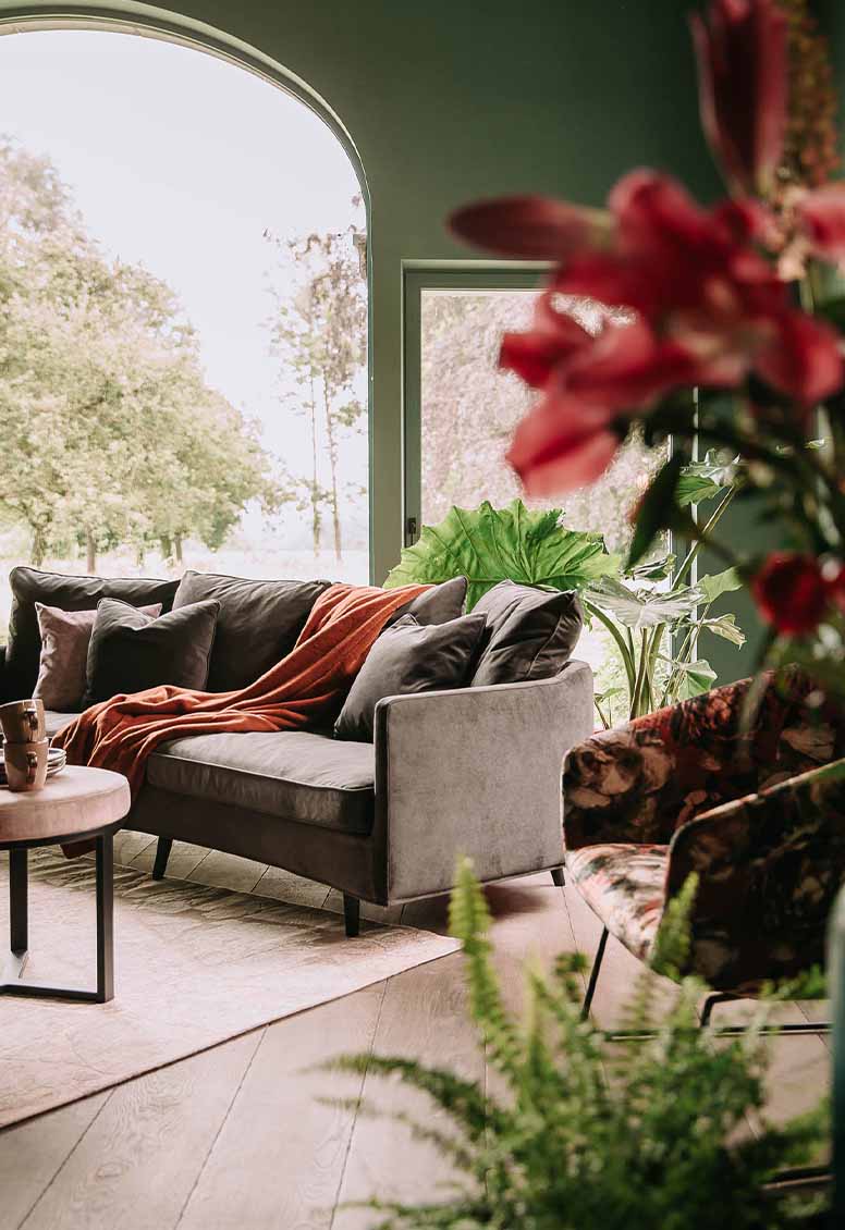 Gebruik aardetinten voor een warm interieur met bruin, groen en oranje