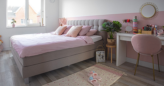 Een lichte slaapkamer met zoete accenten