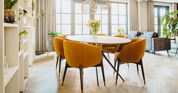 Velvet domineert in het interieur van dit nieuwbouwhuis