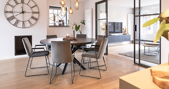 Smaken komen samen in een stijvolle look waarin zwart, grijs en beige domineren