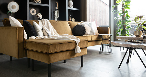 Een zwart-wit interieur met gouden accenten en etnische invloeden