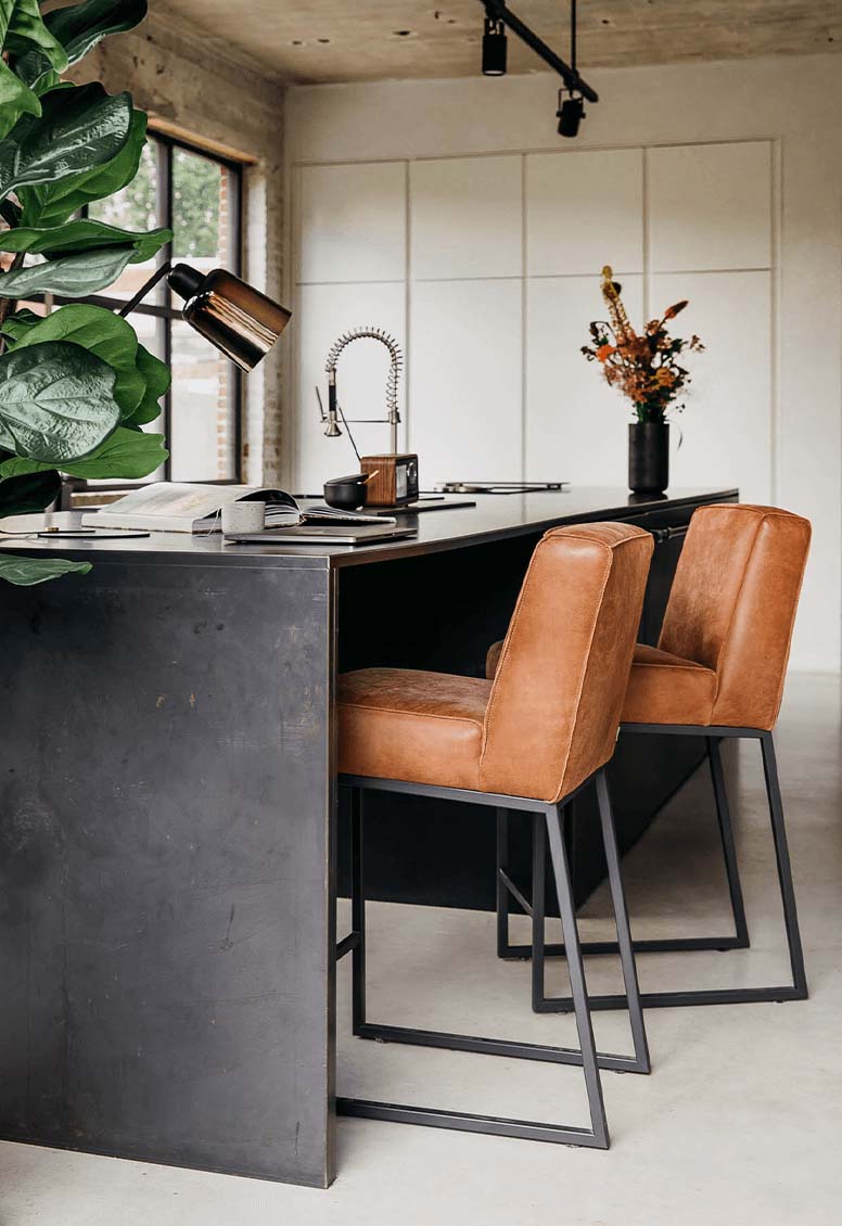 Eetkamer idee: cognacleren barstoelen aan je keukeneiland