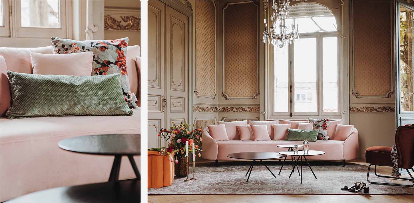 Een roze bank in romantisch interieur