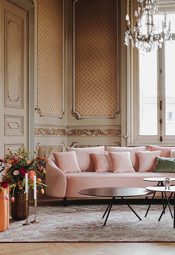 Romantisch wonen met roze meubels