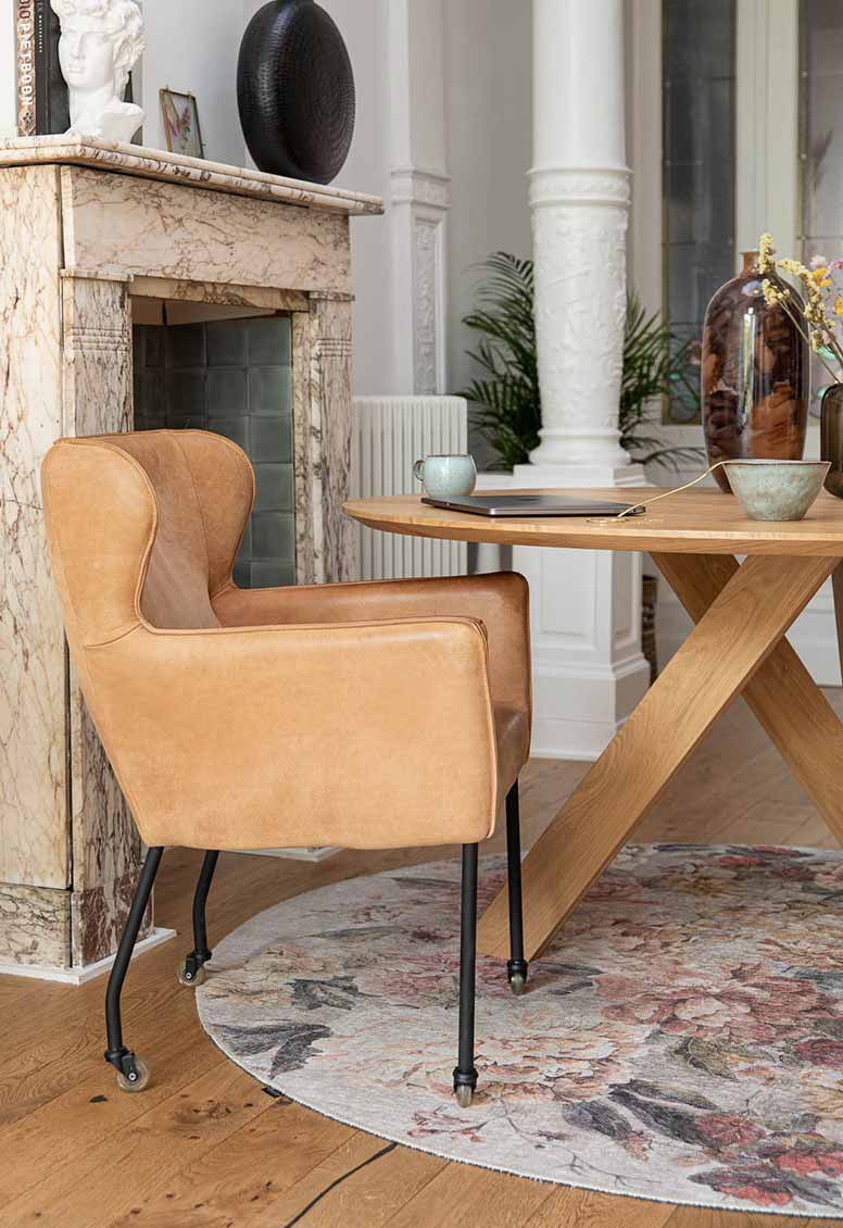 Een sfeervolle werkplek met een luxe fauteuil