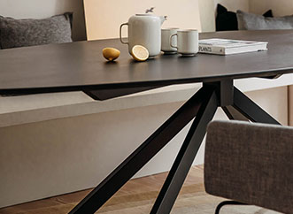 ovale-eettafel-zwart