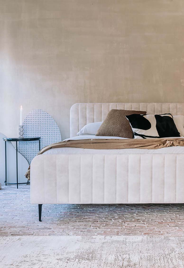 Een slaapkamer in lichte kleuren