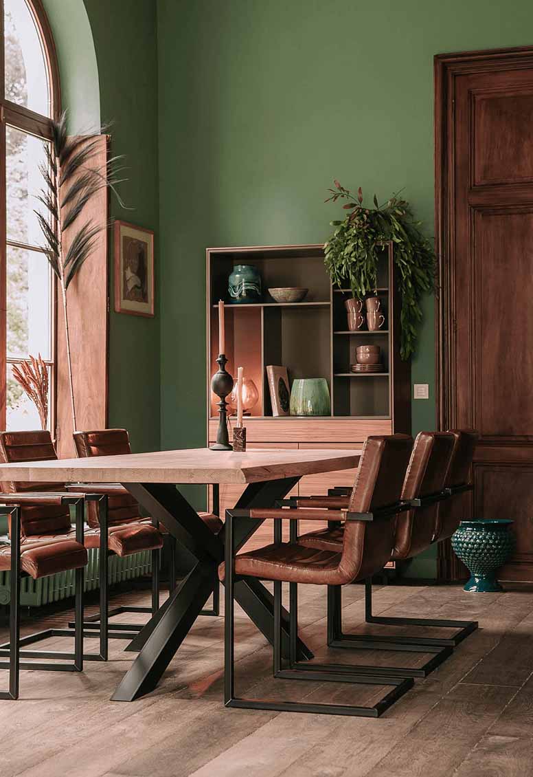 Puur natuur: boomstamtafel met kruispoot gematcht met leren stoelen