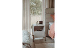 Goossens nachtkastje lombardy beige stof - 8252830-goossens-lombardy-nachtkastje-stof-01